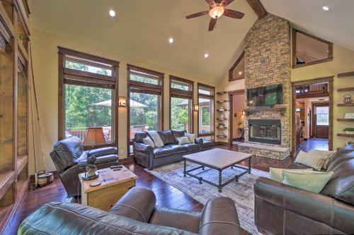 . Huge Vian Family Retreat Hot Tub and Game Room