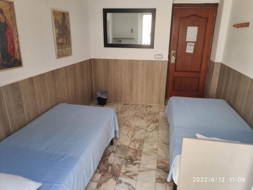 Hostel Triana Backpackers Room Type - Twin Room with Shared Bathroom
