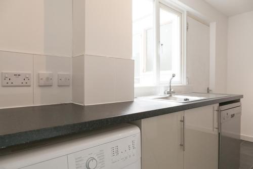 Picture of Comfortable Contractor House Gatwick: Sleeps 6+
