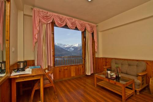 Sarthak Resorts-Reside in Nature with Best View, 9 kms from Mall Road Manali