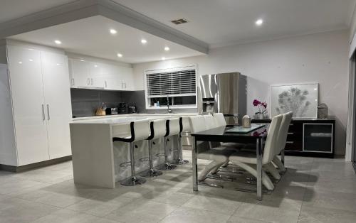 مطبخ, Gungahlin Luxe 5 Bedroom 2 Storey Home with Views Canberra in نورثن كانبير ا