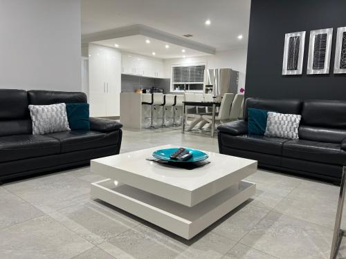 مطبخ, Gungahlin Luxe 5 Bedroom 2 Storey Home with Views Canberra in نورثن كانبير ا