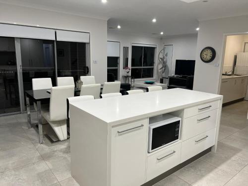 صالة مشتركة/ منطقة التلفزيون, Gungahlin Luxe 5 Bedroom 2 Storey Home with Views Canberra in نورثن كانبير ا