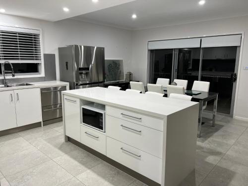 مطبخ, Gungahlin Luxe 5 Bedroom 2 Storey Home with Views Canberra in نورثن كانبير ا