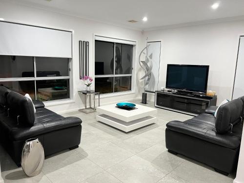 صالة مشتركة/ منطقة التلفزيون, Gungahlin Luxe 5 Bedroom 2 Storey Home with Views Canberra in نورثن كانبير ا