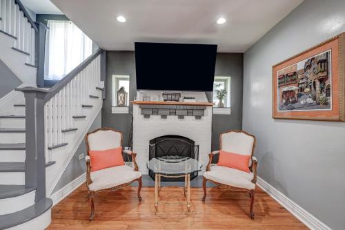 Spacious 5-BR House near Transit w Parking photo 4
