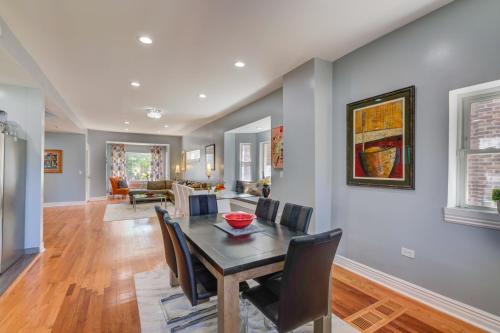 Spacious 5-BR House near Transit w Parking in Chicago, USA