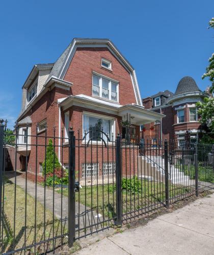Exterior view, Spacious 5-BR House near Transit w Parking in North Lawndale
