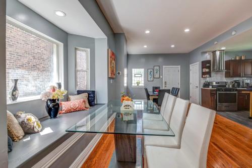 Spacious 5-BR House near Transit w Parking in Chicago, USA