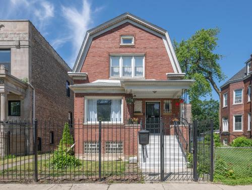 Spacious 5-BR House near Transit w Parking in North Lawndale