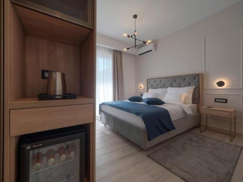1 queen bed, 1 sofa bed