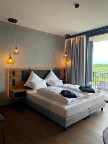 Book the King Room with Roll-In Shower - Disability Access King Room with Roll-In Shower - Disability Access