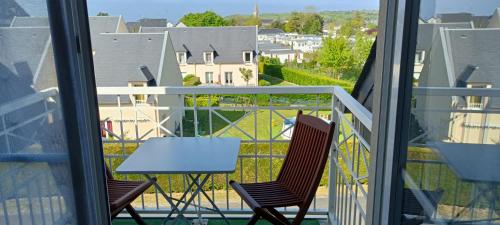 Apt avec belle terrasse vue dégagée séjour lumineux 10 mn à pied centre Port en Bessin proche Bayeux et Omaha Beach