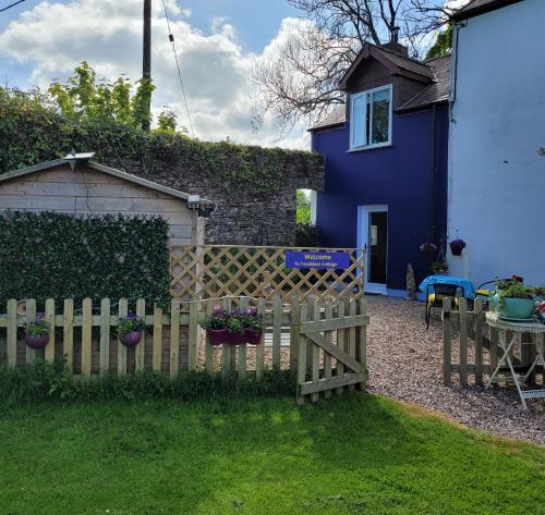 Charming Pet friendly Cottage with private garden Quaint & Peaceful gîte à louer Llandissilio