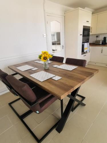 Konyha, Bee At Home in Clwydyfagwyr