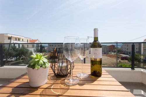 陽台/露台, Delminium in 加廸納