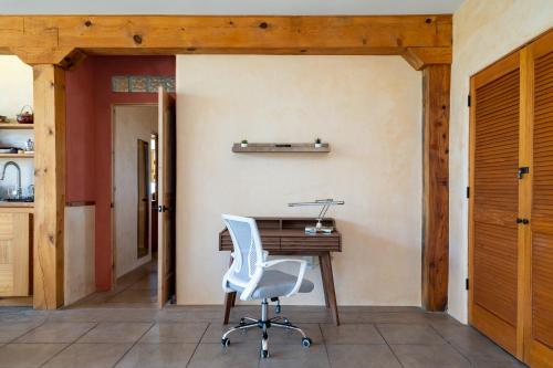 Earthship retreat + 2 spas + incredible views. in Santa Fe, USA