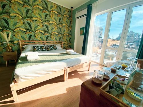 Queen Room with Balcony image 9