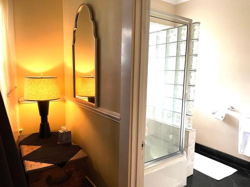 Fabulous Suite at Mansion Perfect for Artist - image 7