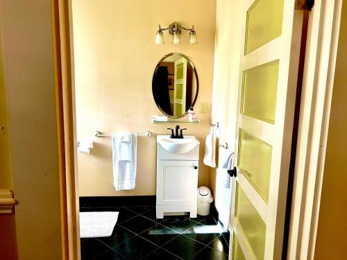 Fabulous Suite at Mansion Perfect for Artist - image 10