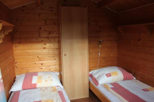 2 twin beds