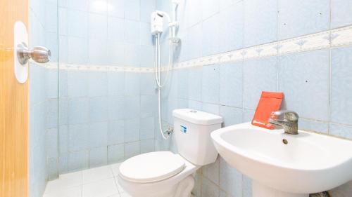 Bathroom, RedDoorz @ 77 Travellers Inn Malolos Bulacan in Malolos