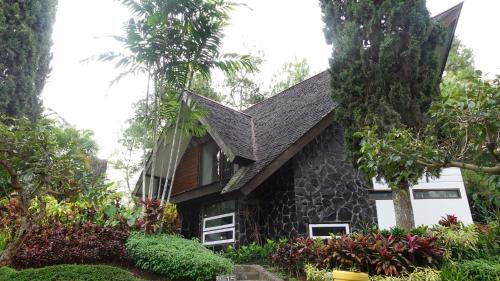 Batu Villa (3 Bed Rooms & just 2 min walk to Jatim Park 1) Malang