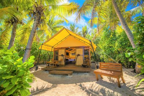 Barefoot Manta Island Resort in Drawaqa Sziget