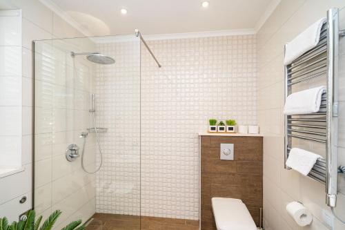 Holiday Home King - image 10