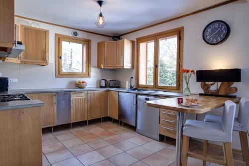 Chamonix Large Chalet, Sleeps 12, 200m2, 5 Bedroom, 4 Bathroom, Garden, Jacuzzi, Sauna