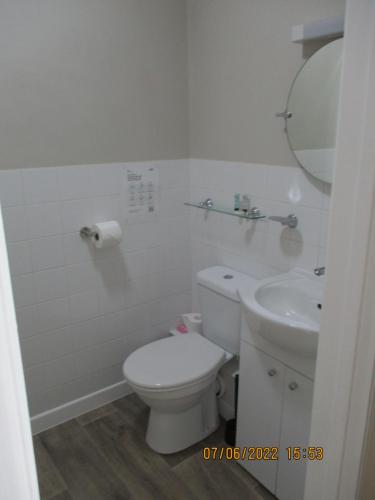 Sefton Lodge SEAFRONT PANORAMIC SEA VIEW ENSUITE BALCONY ROOMS AVAILABLE GUEST GARDEN - image 5