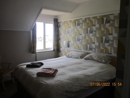 Sefton Lodge SEAFRONT PANORAMIC SEA VIEW ENSUITE BALCONY ROOMS AVAILABLE GUEST GARDEN - main image