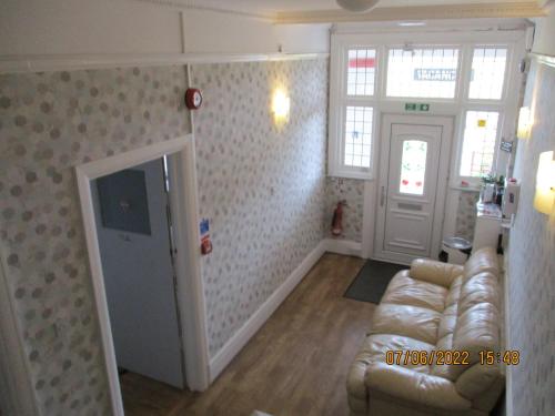 Sefton Lodge SEAFRONT PANORAMIC SEA VIEW ENSUITE BALCONY ROOMS AVAILABLE GUEST GARDEN - image 4