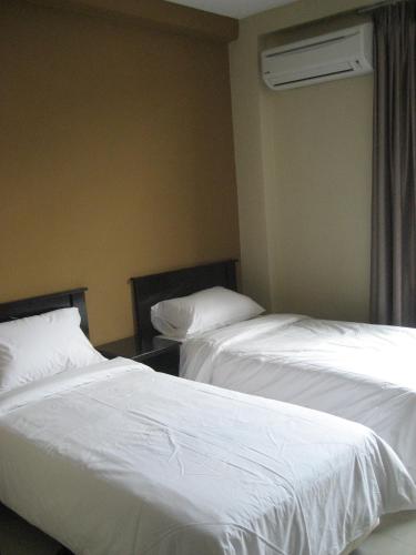 2 twin beds