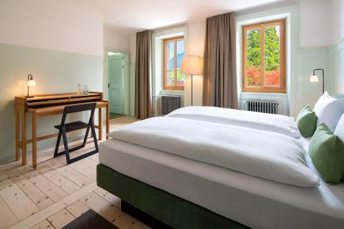 room detail thumbnail 2