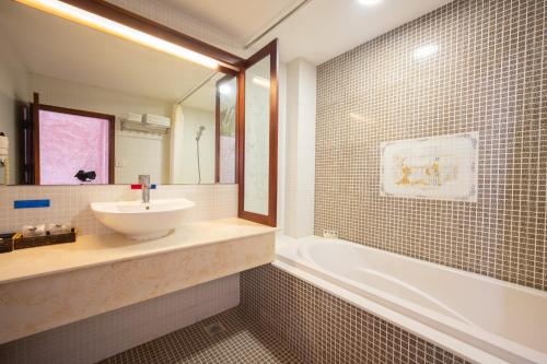 Ванная комната, Duc Vuong Saigon Hotel - Bui Vien in Хошимин