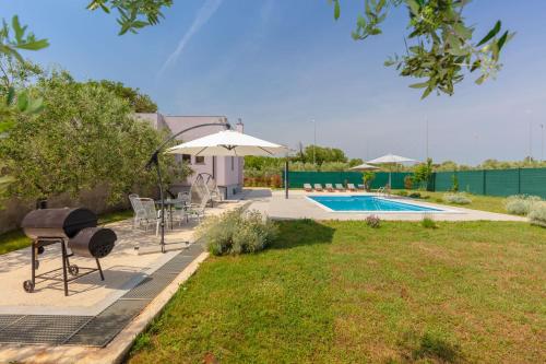 Villa VIOLA with pool, whirlpool, playground & bbq in a olive grove with sea view, near the beach, Pomer - Istria