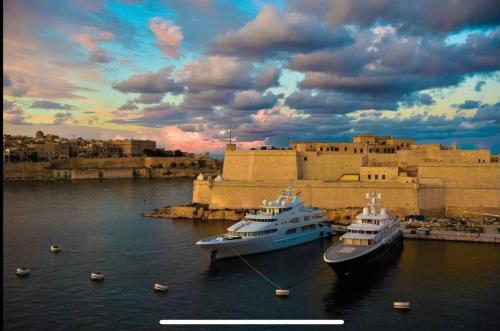 B&B Senglea - Eclectic Apartment with Incredible Harbour views - Bed and Breakfast Senglea