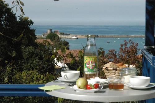 Toit ja joogid, Le Cèdre Bleu (Le Cedre Bleu) in Ciboure