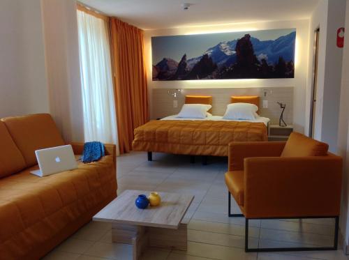 1 queen bed, 2 sofa beds