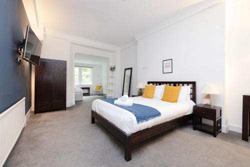 1 double bed, 2 twin beds