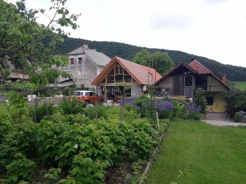 Dārzs, Apartma Caprivi Koprivnik, Kočevje, Kočevski rog (Apartma Caprivi Koprivnik, Kocevje, Kocevski rog) in Komarna Vas
