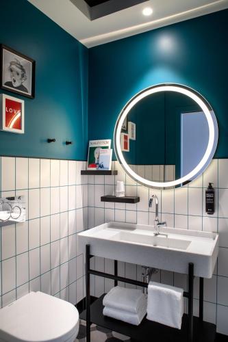 room detail thumbnail 2