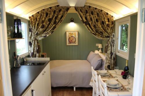 The Kestrel Shepherd Hut, Whitehouse Farm - Hotel - Stowmarket