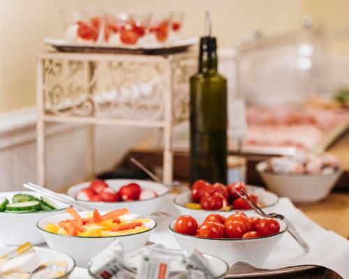 366885446 Der Schlosswirt zu Anif - Biedermeierhotel und Restaurant