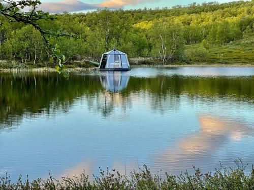 Aurora Hut - luksusmajoitus iglu tunturilammella Pohjois-Lapissa Nuorgamissa