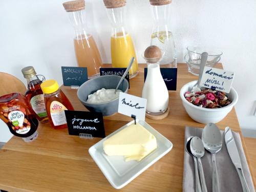 Instalaciones, Kafe v obýváku (Kafe v obyvaku) in Bitov