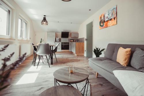 Exklusive Ferienwohnung mit TOP Ausstattung, 82 qm2 Dachterrasse,E-Ladestation - Apartment - Senheim