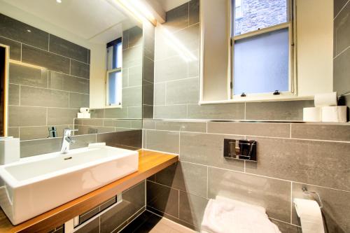 Sumptuous 2BR Apt Next To Edinburgh Castle! - Tap to explore photos