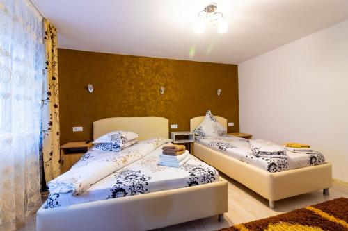 1 king bed, 1 queen bed, 1 sofa bed